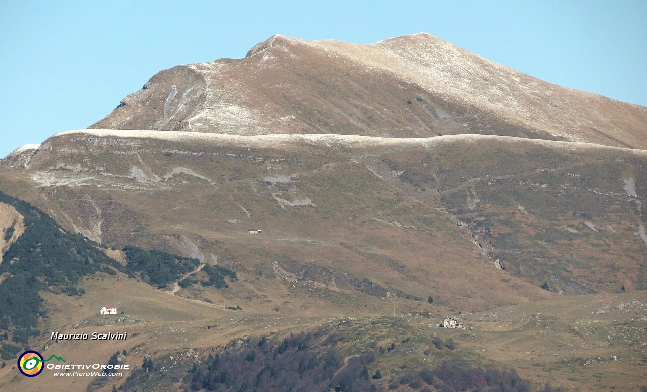 34 Il Baciamorti - Aralalta. In basso ecco il rifugio Gherardi e l'ex rifugio Battisti......JPG